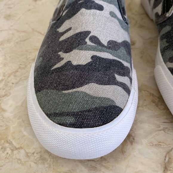 Tommy Bahama Camo Slip On Sneakers - Picture 7 of 14